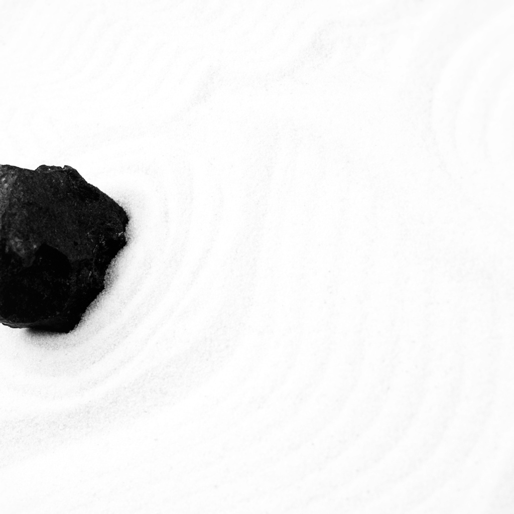 Кусочек угля на белом снегу