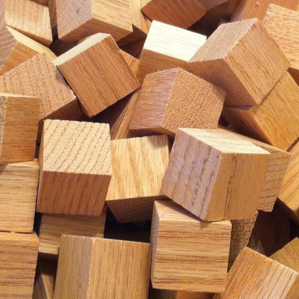 Россыпь деревянных кубиков