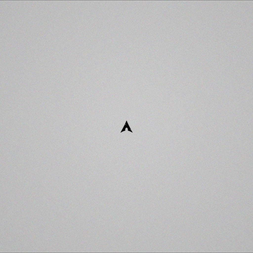 Маленький черный треугольник на сером фоне