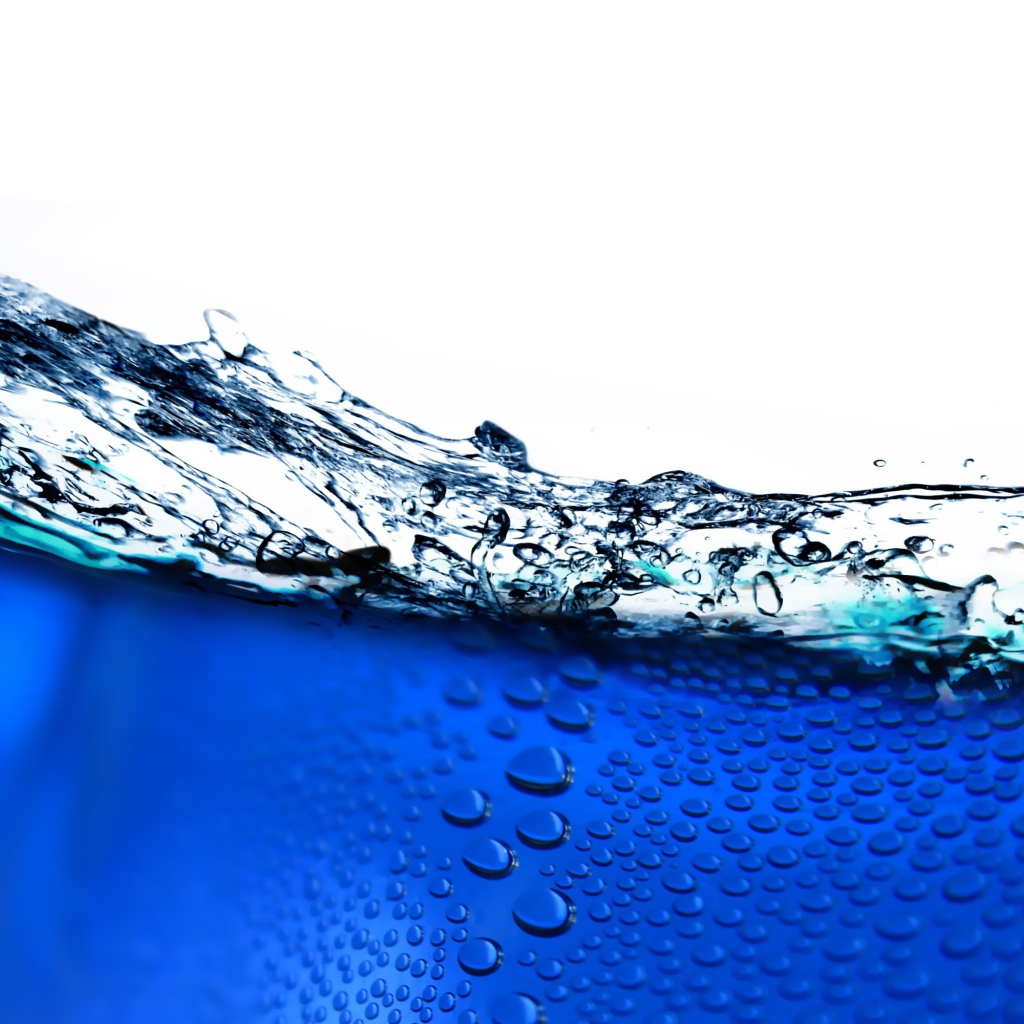 Пузыри воздуха в синей воде