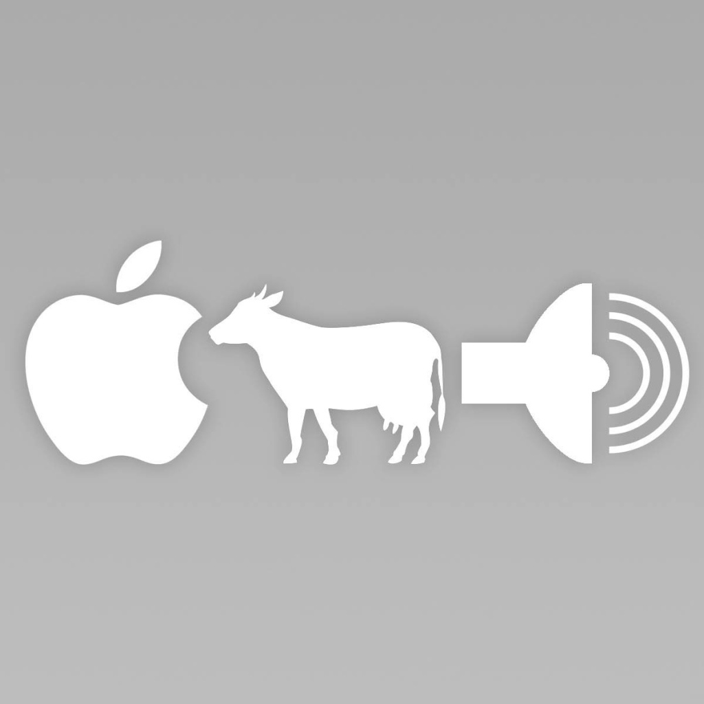 Яблоко, корова и динамик, серый фон