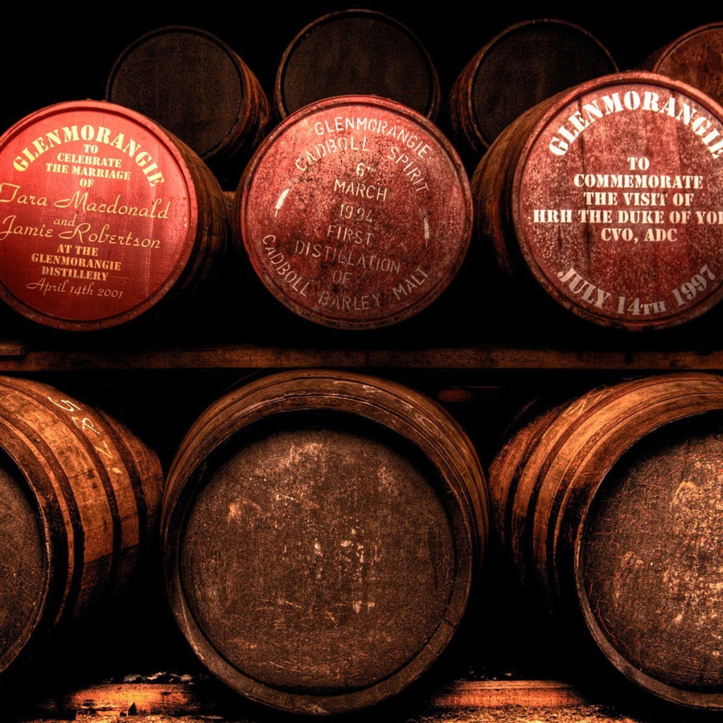 Бочки с шотландским виски на полках