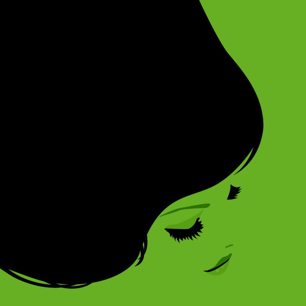 Черные волосы девушки, зеленый фон