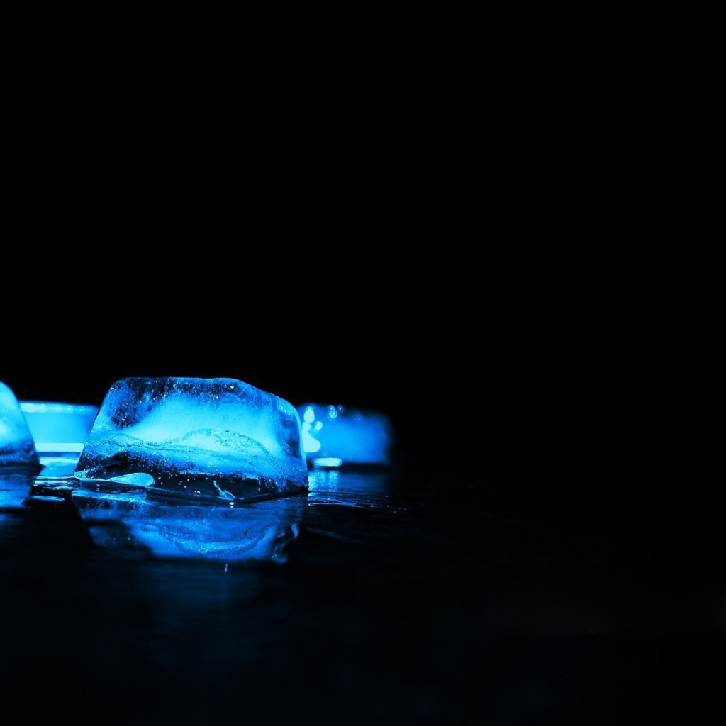 Голубые кубики льда на черном фоне