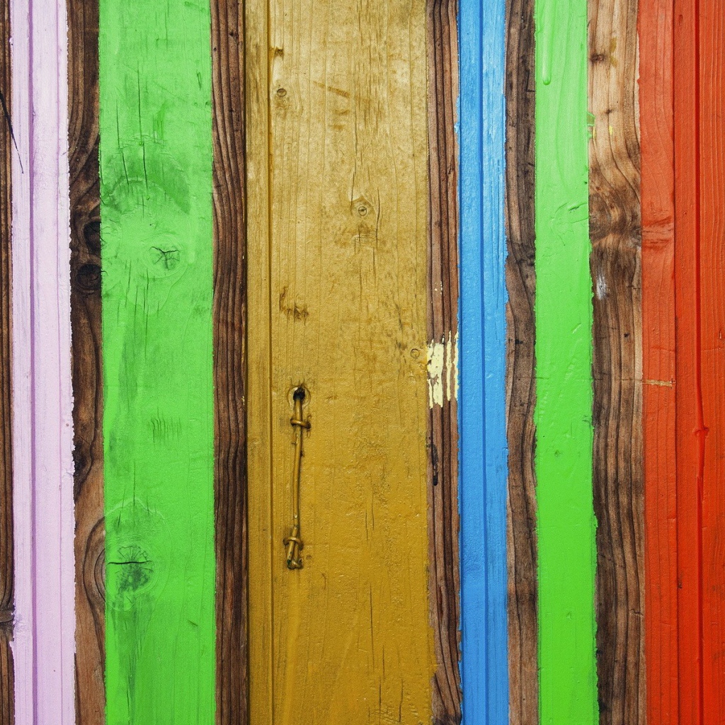 Доски окрашены в разные цвета