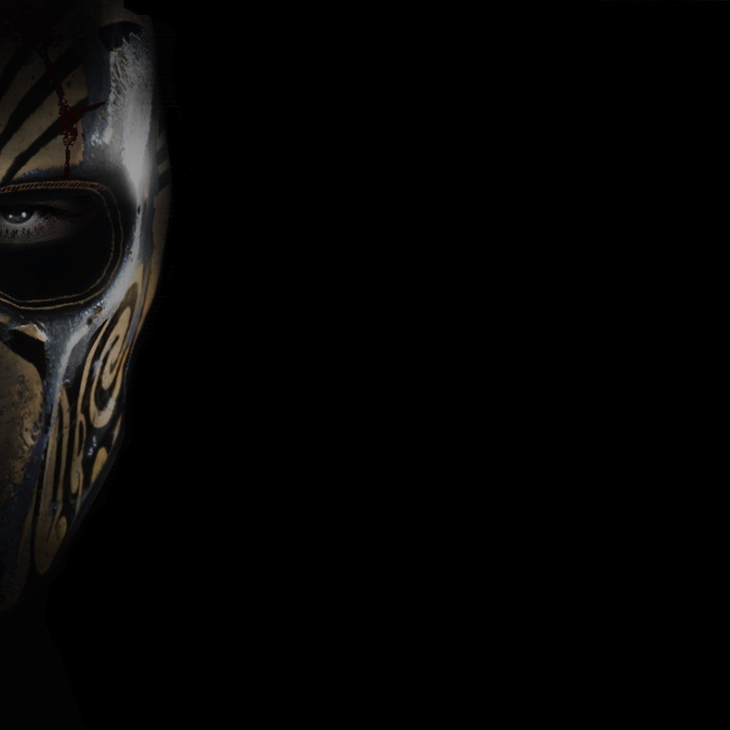 Коричневая маска, черный фон