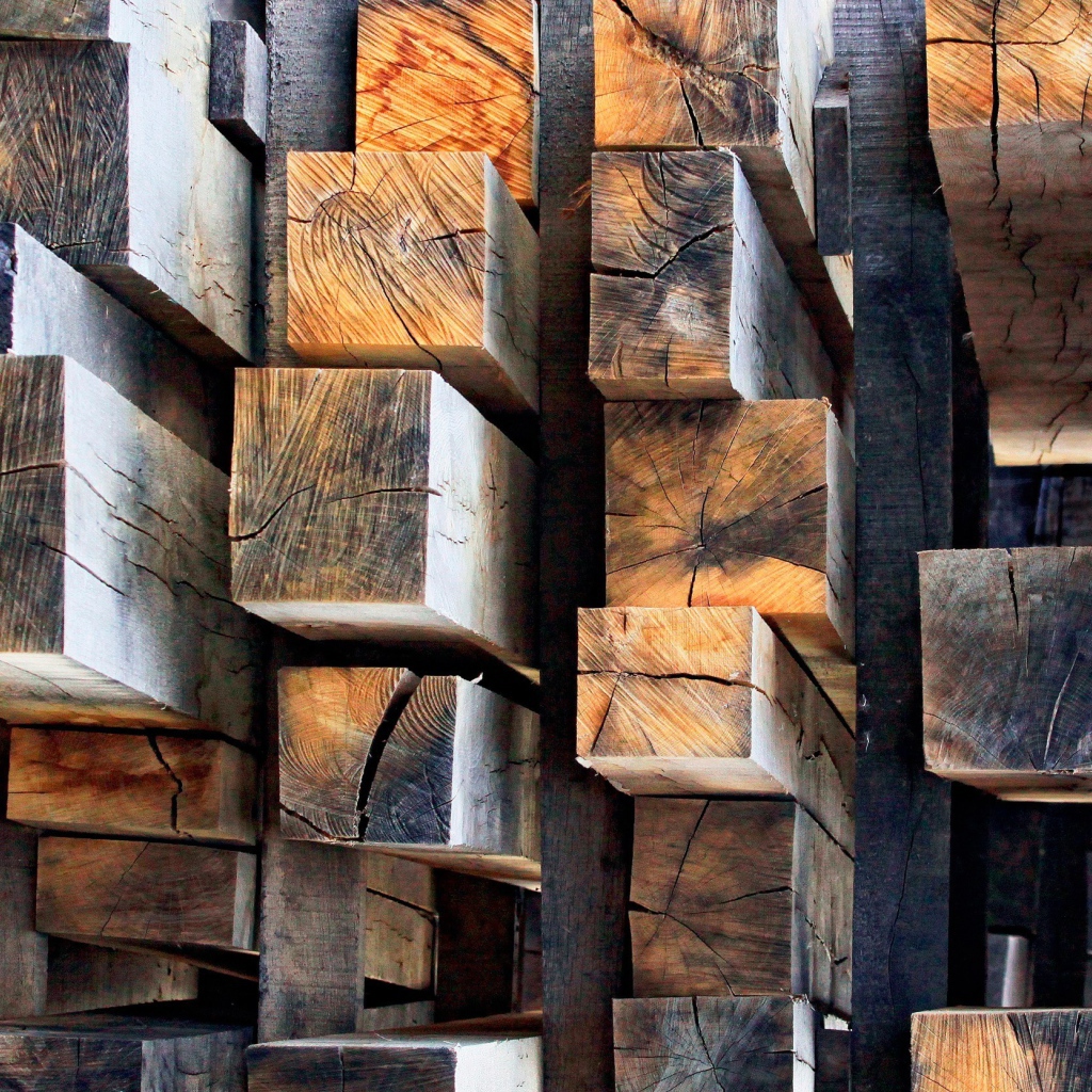 Аккуратная кладка деревянных брусков