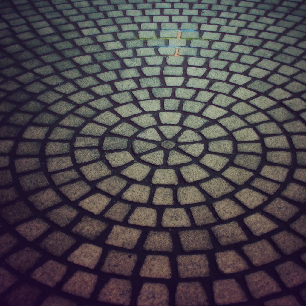 Брусчатка образует круг