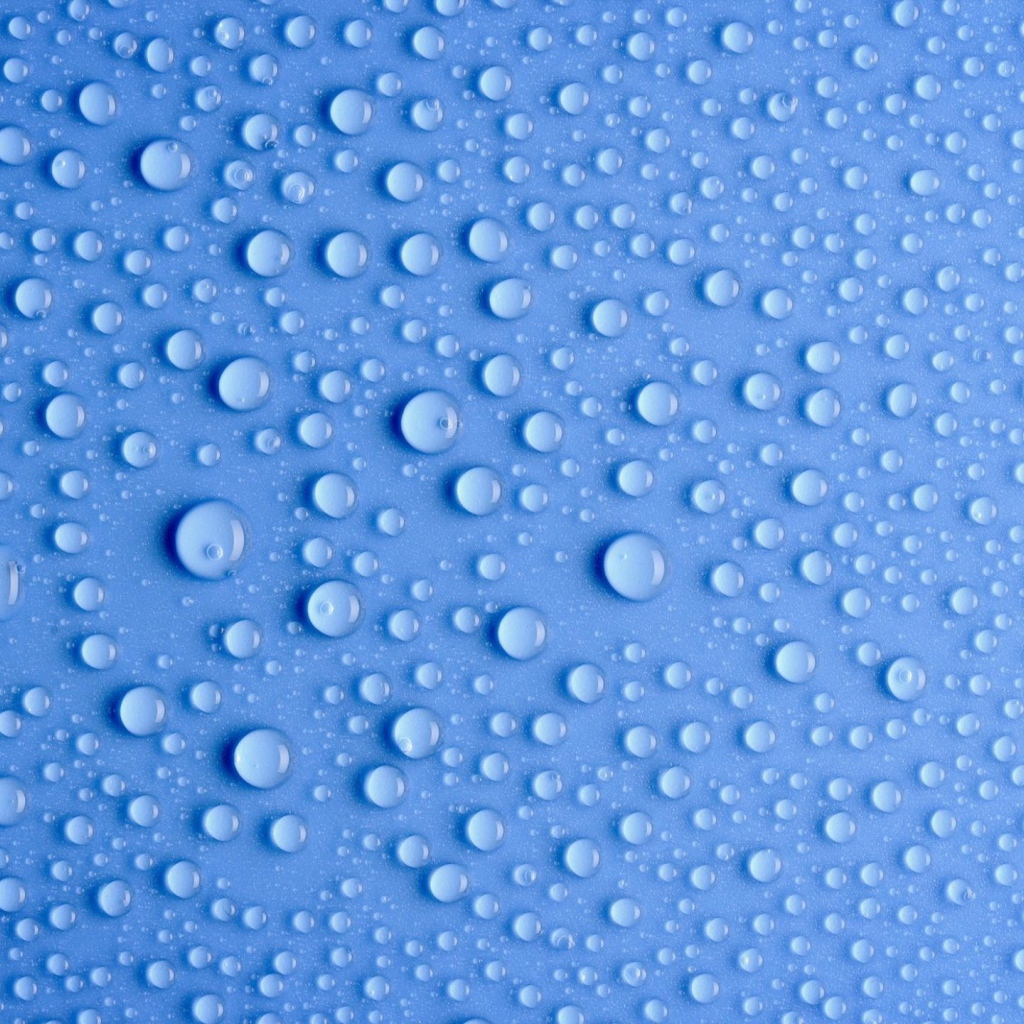 Конденсат на голубом фоне