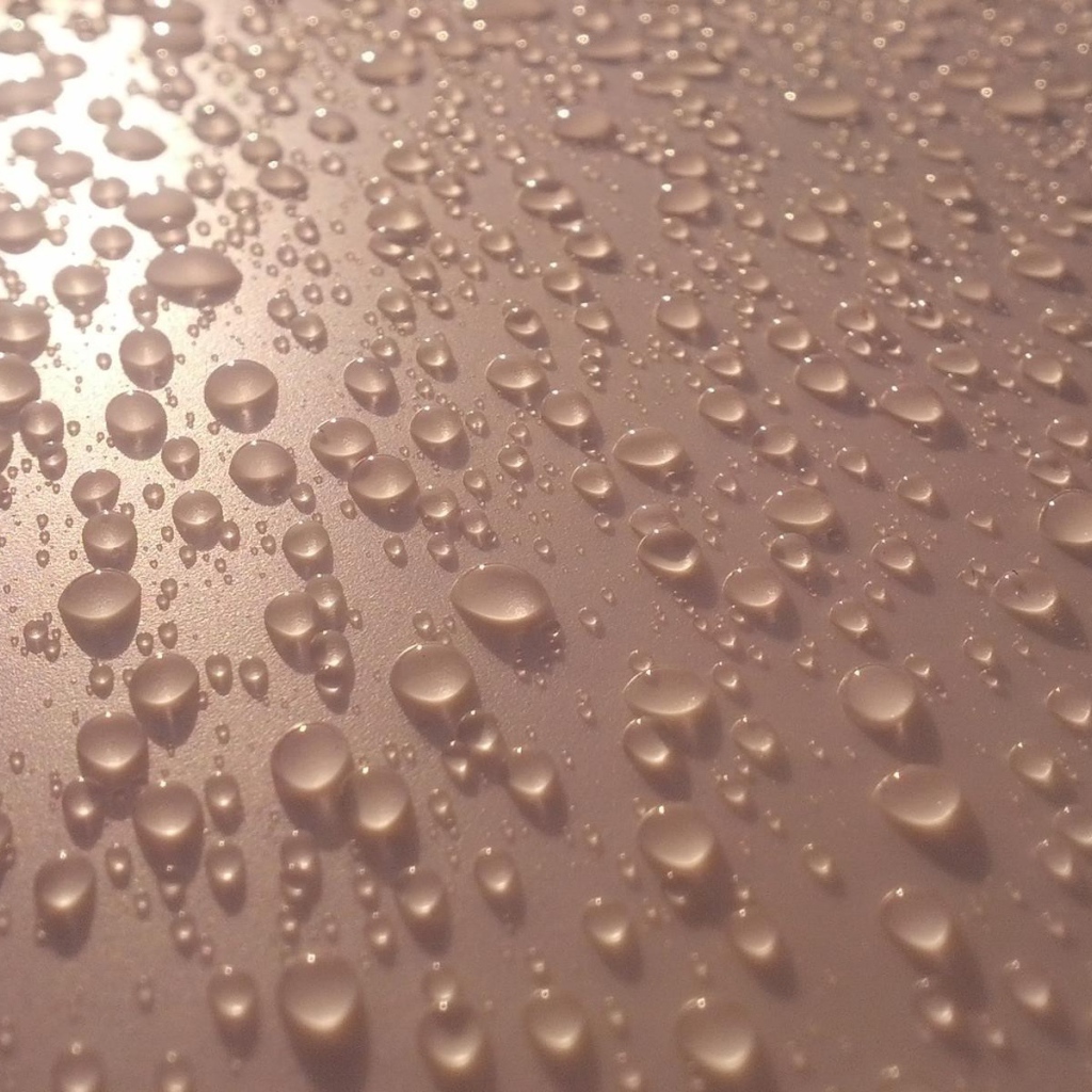 Конденсат на светлой поверхности