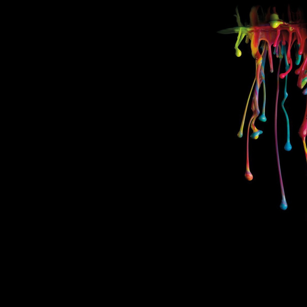 Потоки краски на черном фоне