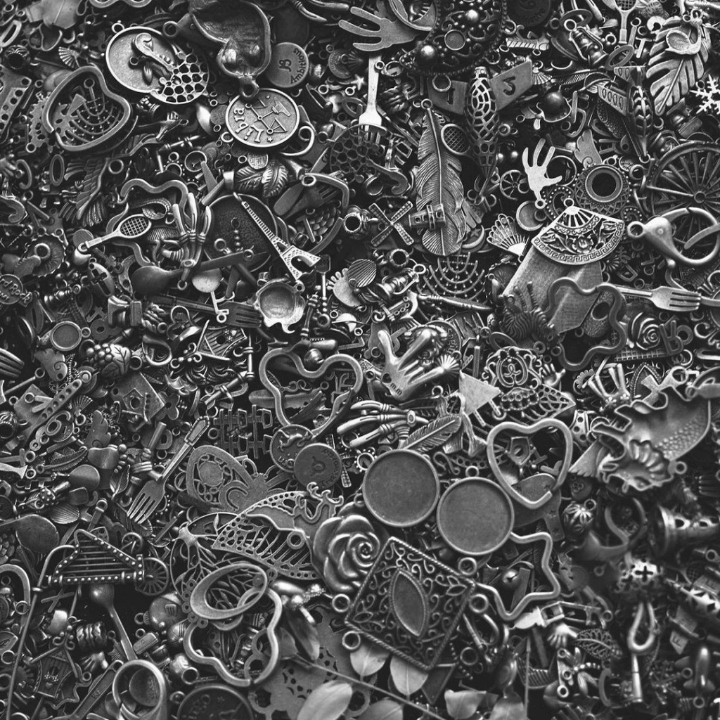 Детали из железа, серый фон