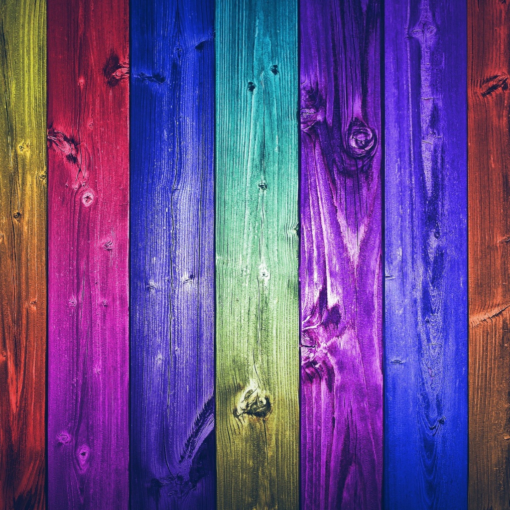 Забор из разноцветных досок