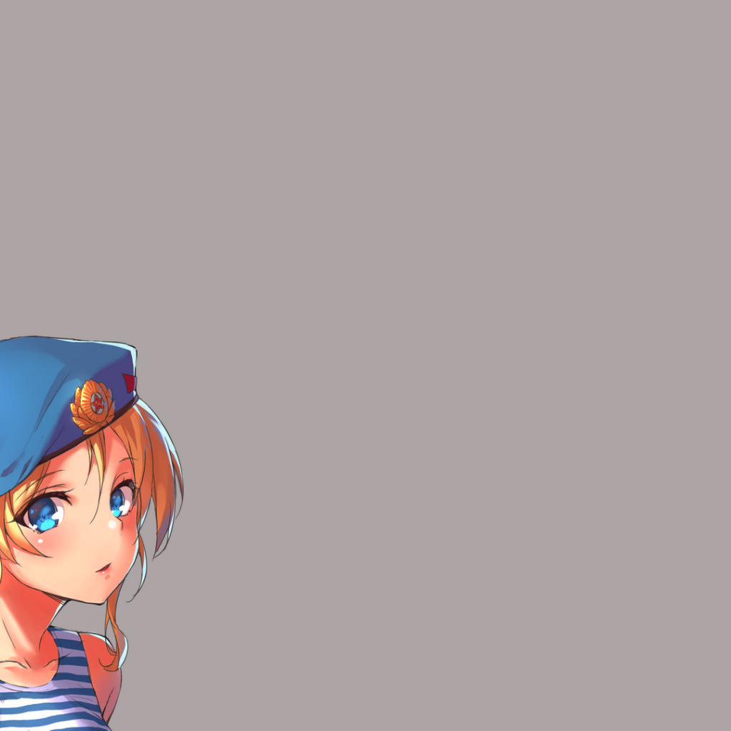 Девушка в военной форме, серый фон