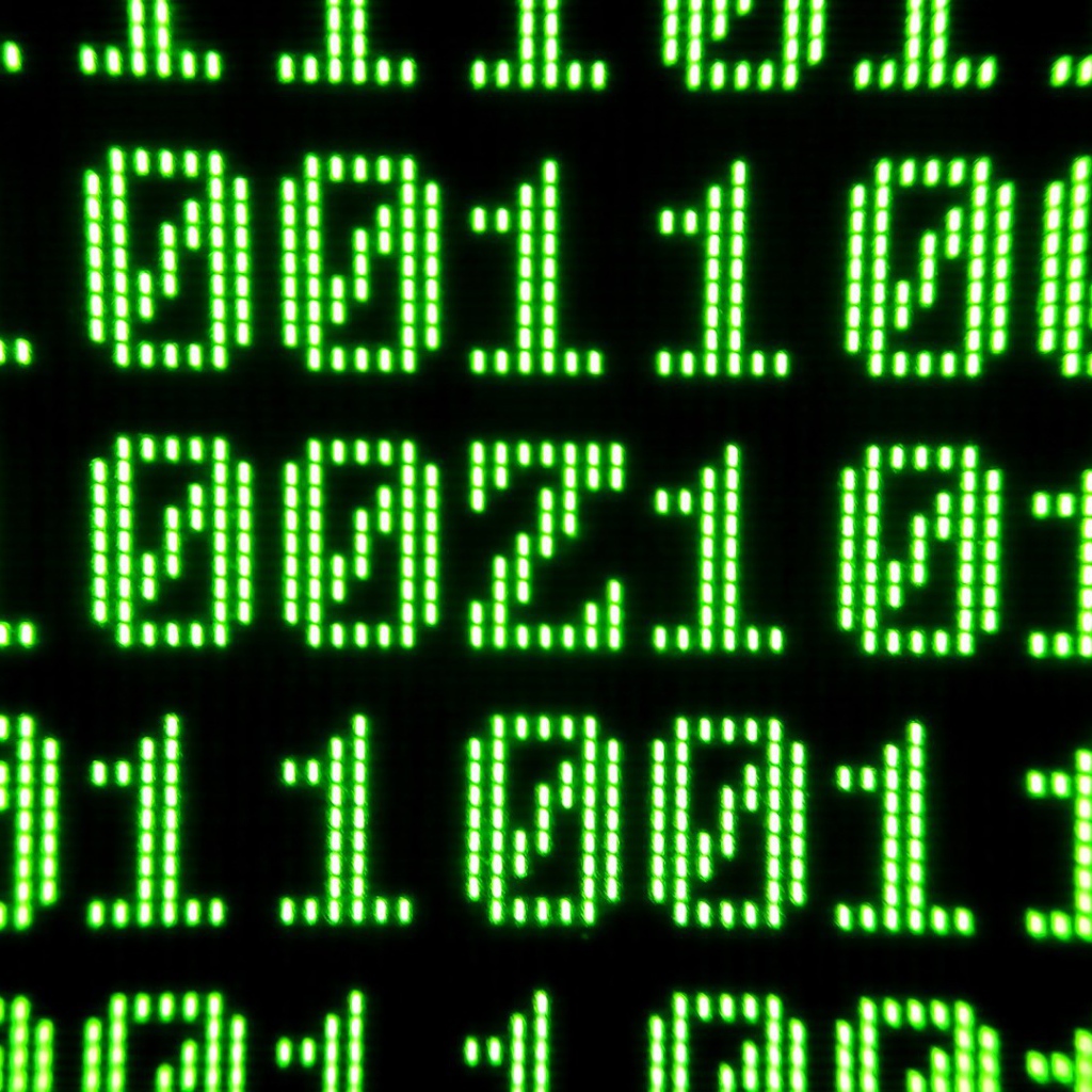 Зеленый бинарный код на черном фоне