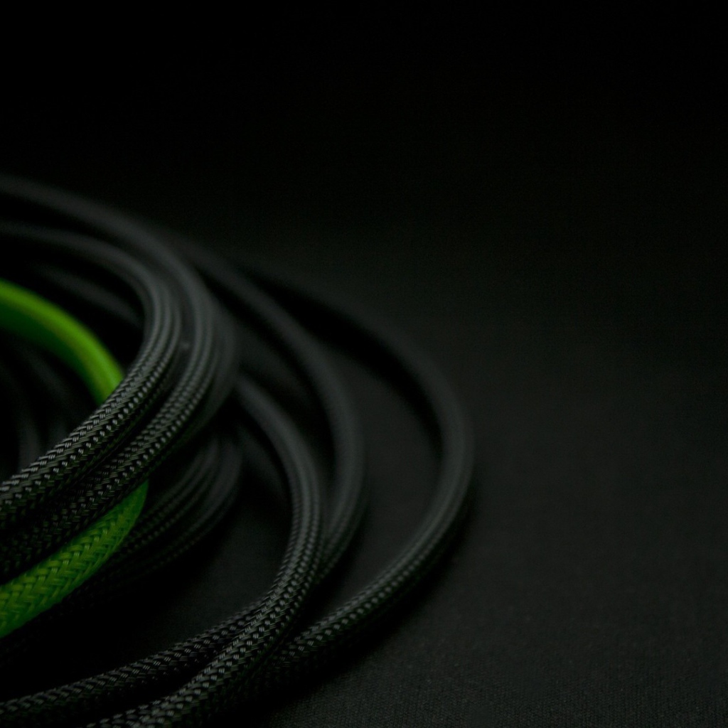 Зеленый провод среди черных