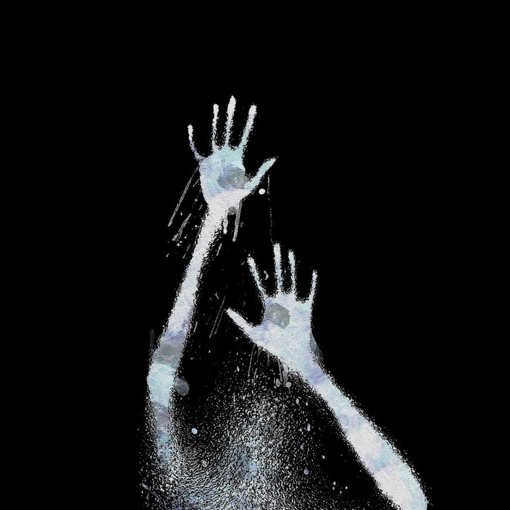 Следы рук на черном фоне