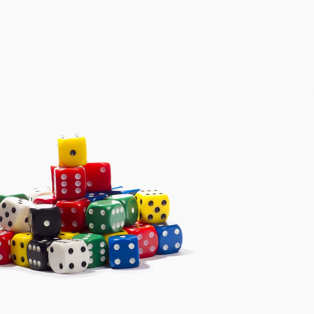 Горка разноцветных игральных костей