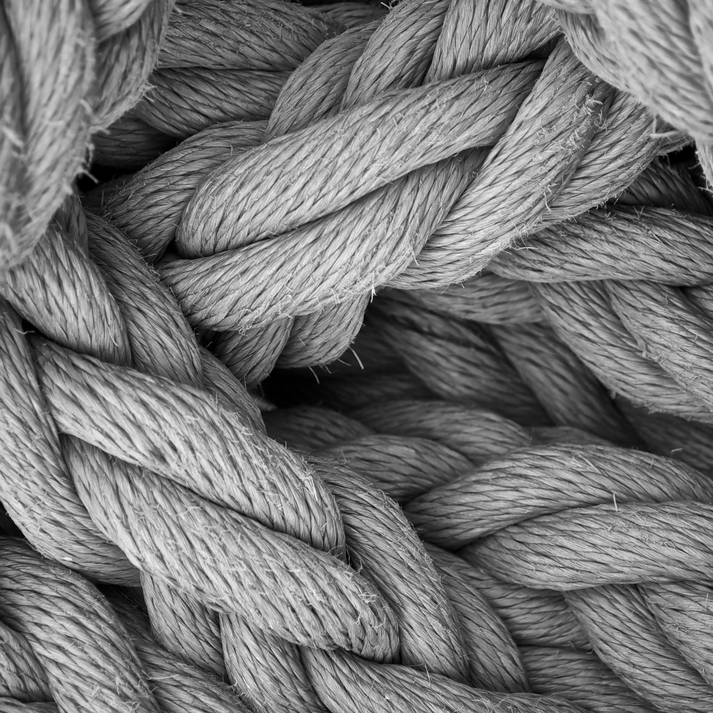 Переплетение серых веревок