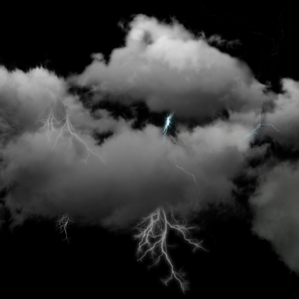 Молнии в пушистых белых облаках