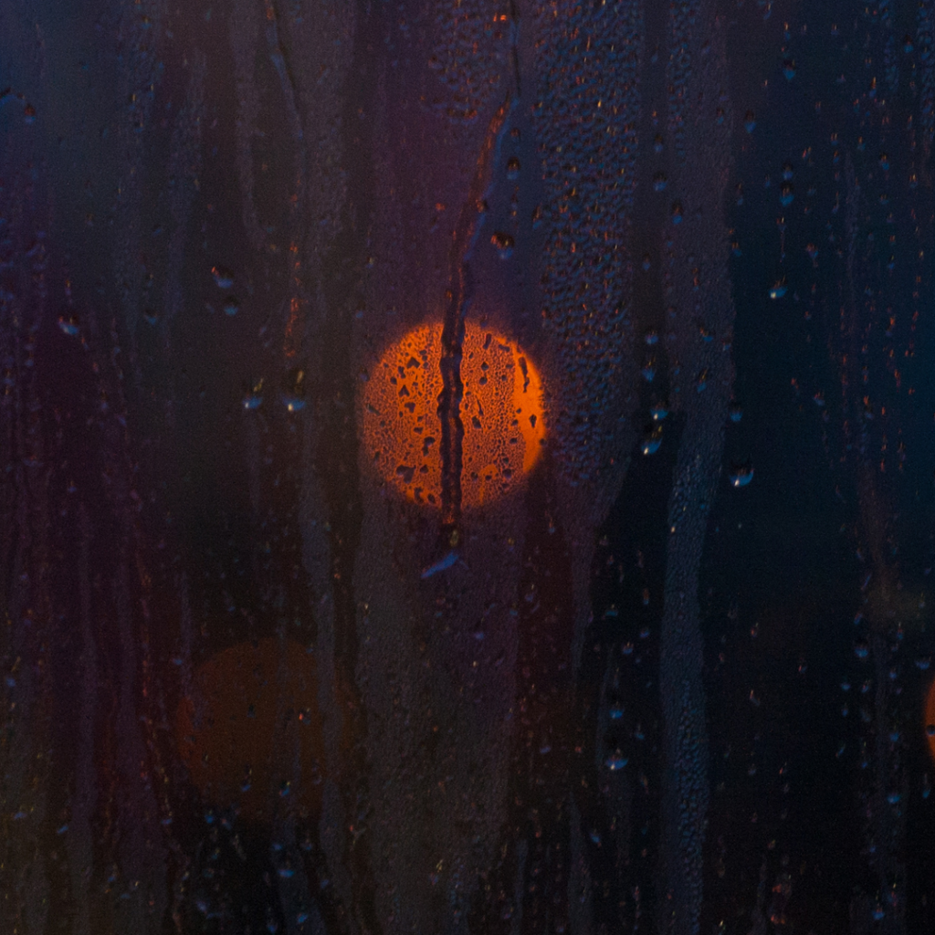 Огни за влажным стеклом