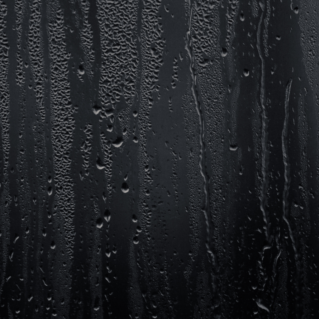 Влага на черном стекле