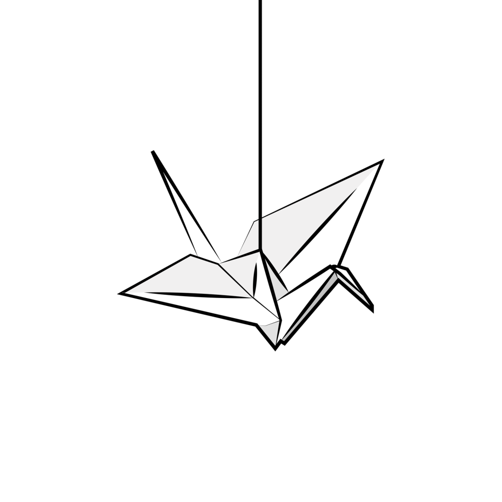 Журавлик оригами на нитке, белый фон
