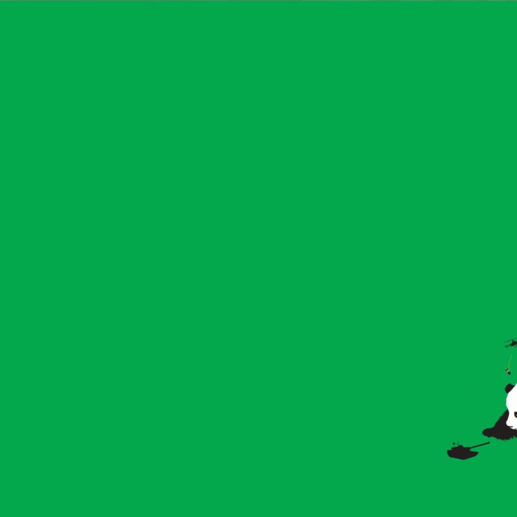 Панда играет танками, зеленый фон