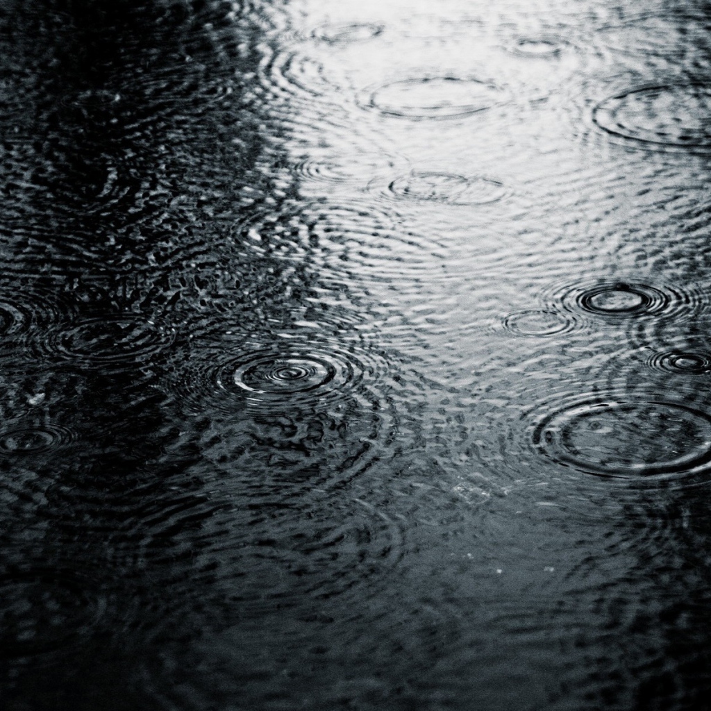 Дождевая вода на асфальте, черный фон