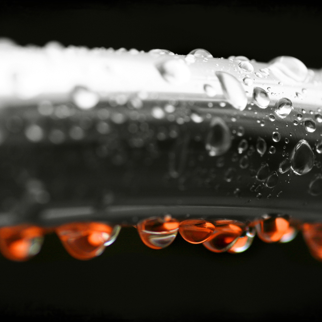 Красные капли на черном фоне