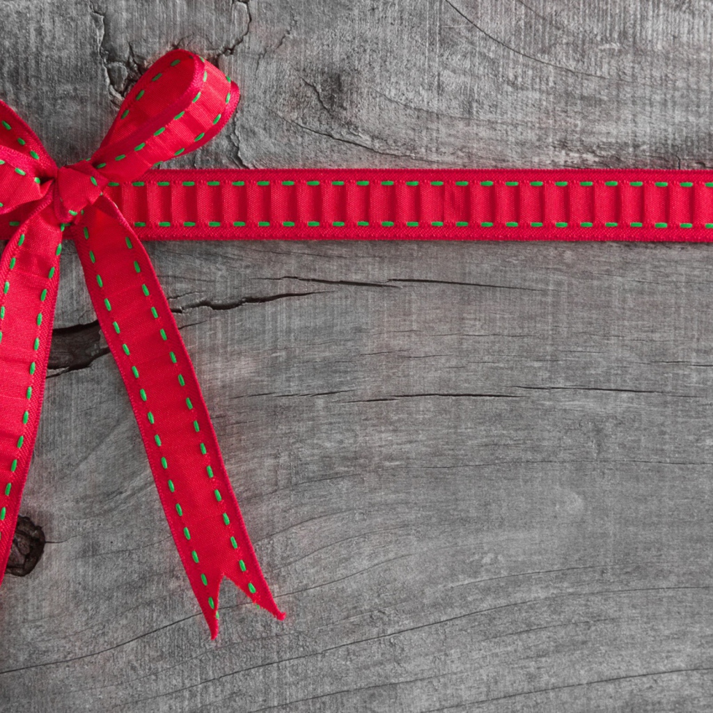 Красный бант не серой доске