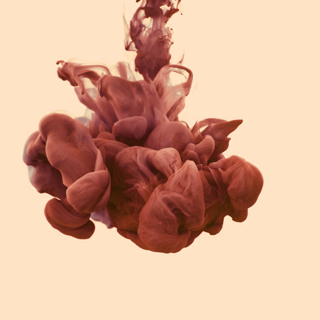 Красный дым на светлом фоне