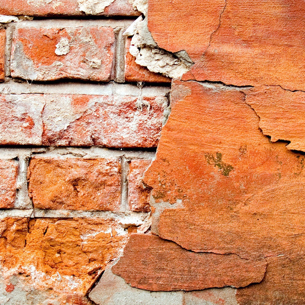 Осыпавшаяся красная штукатурка
