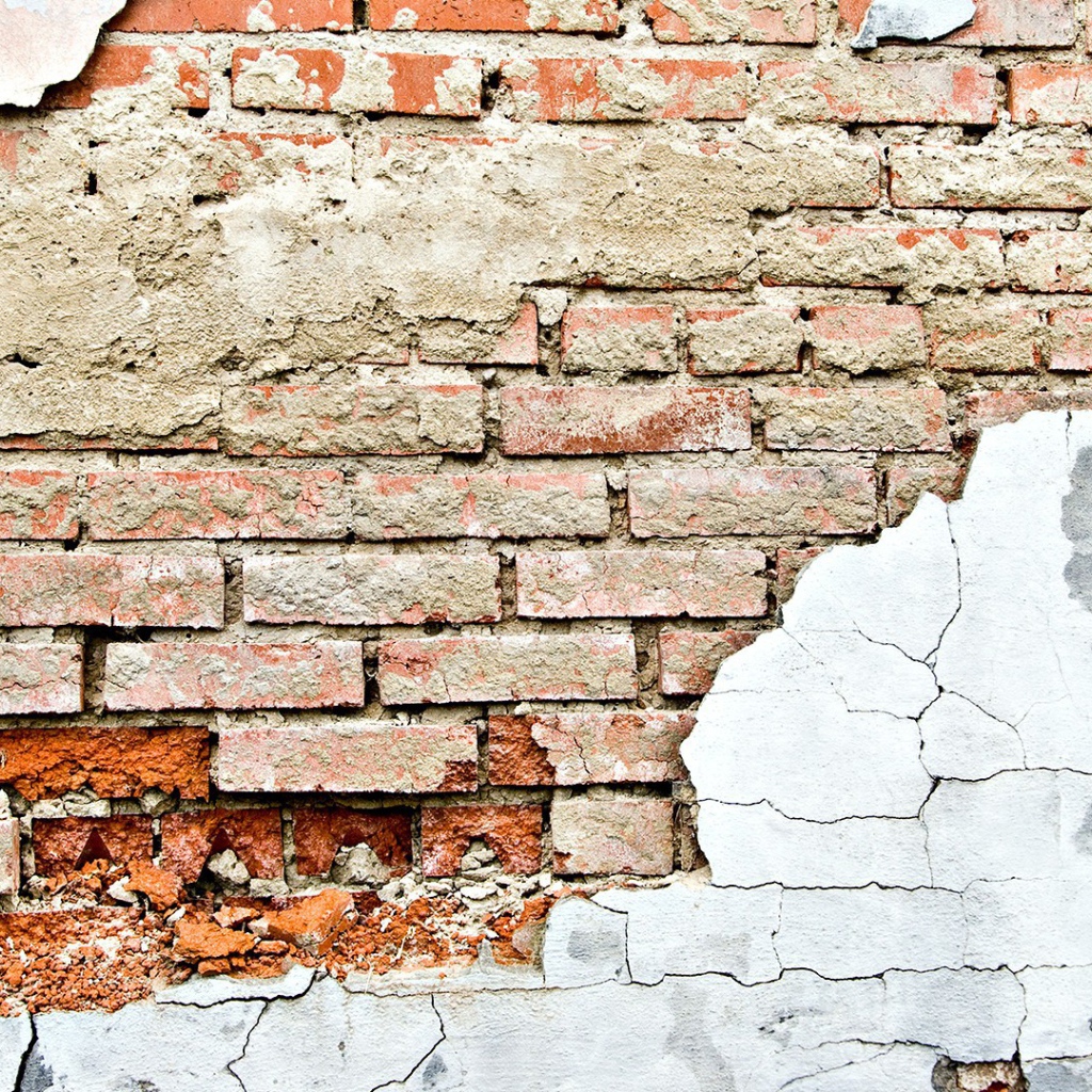 Осыпавшаяся белая штукатурка