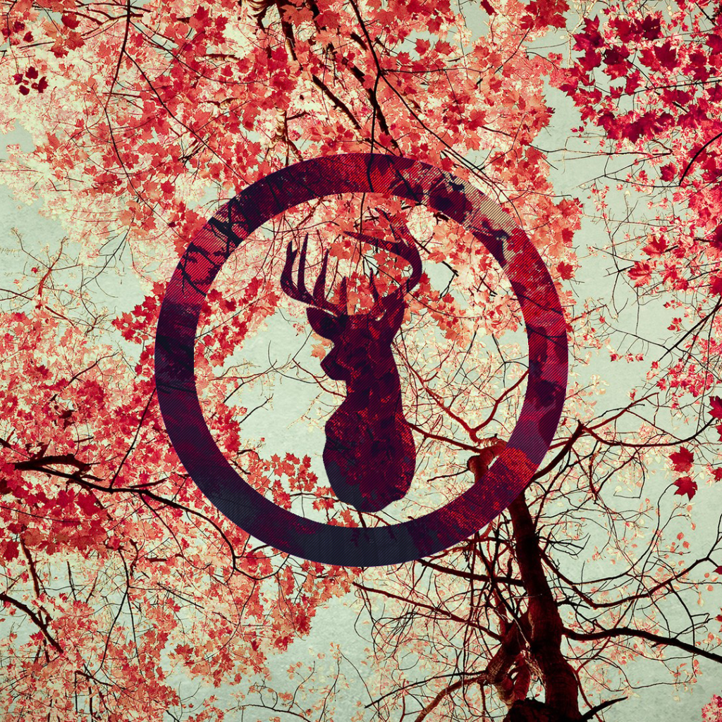 Силуэт оленя на фоне осенних листьев