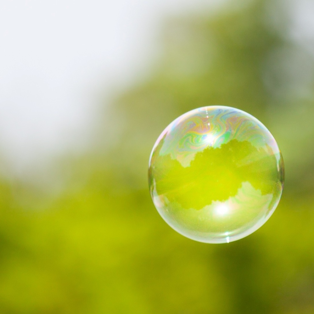 Мыльный пузырь на фоне зелени