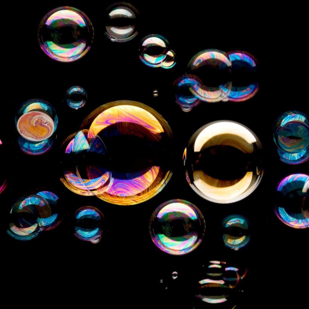 Мыльные пузыри на черном фоне
