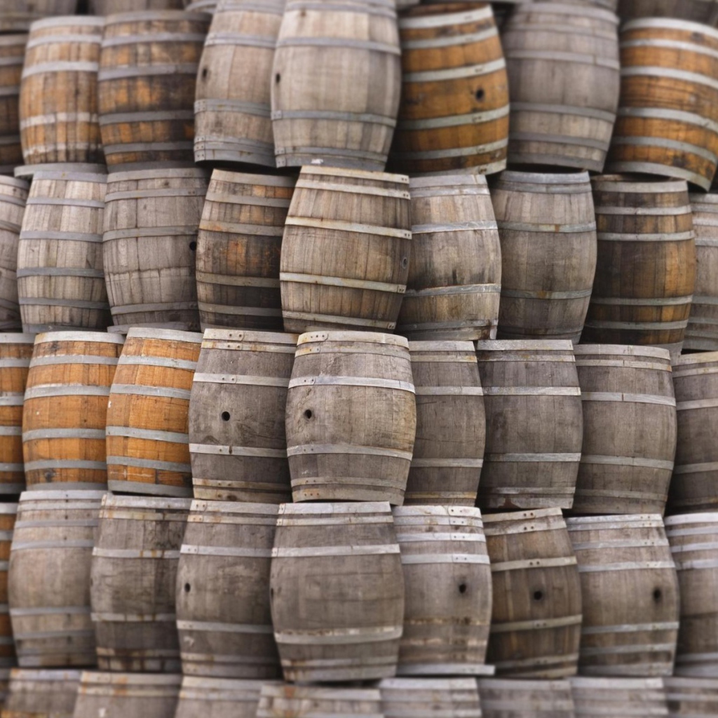 Стопки бочек друг на друге