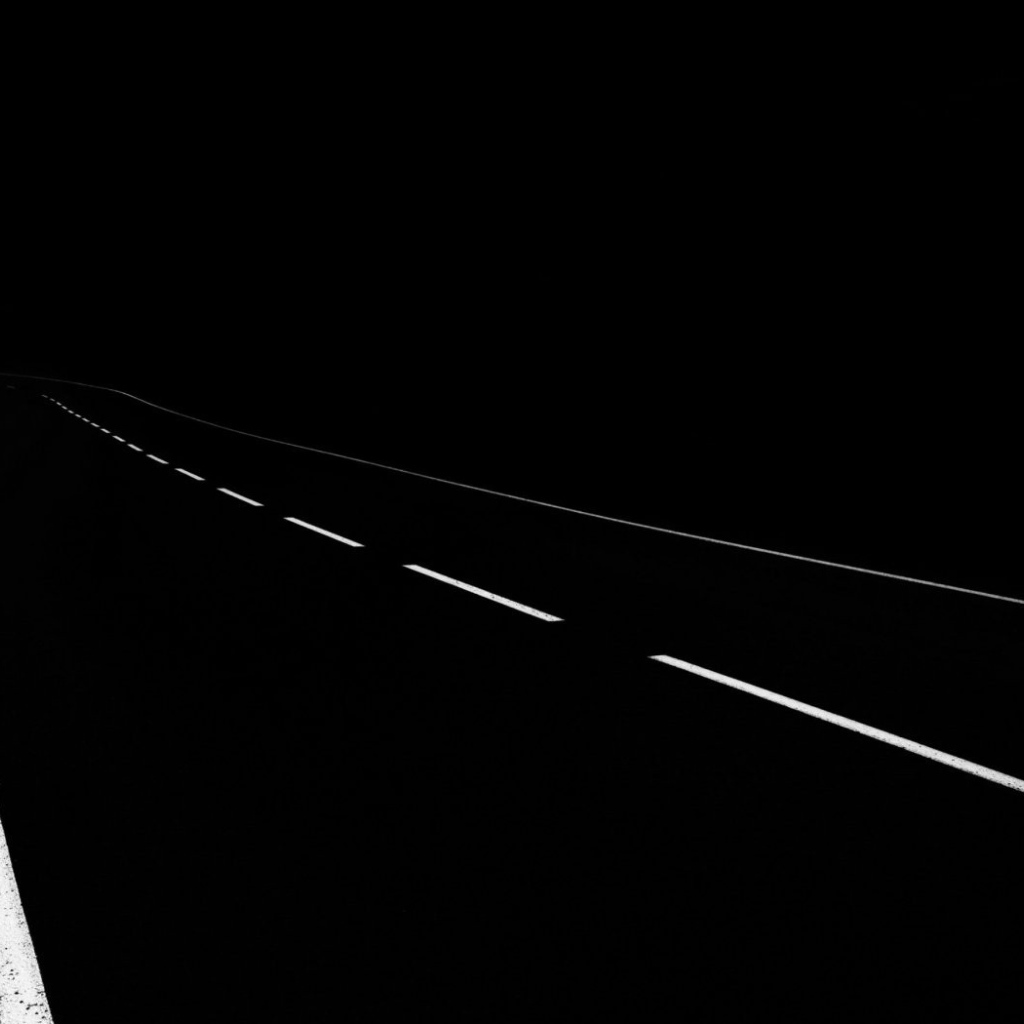 Лента шоссе, черный фон