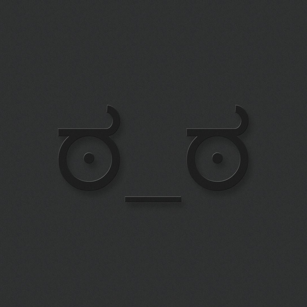 Серая мордочка на сером фоне