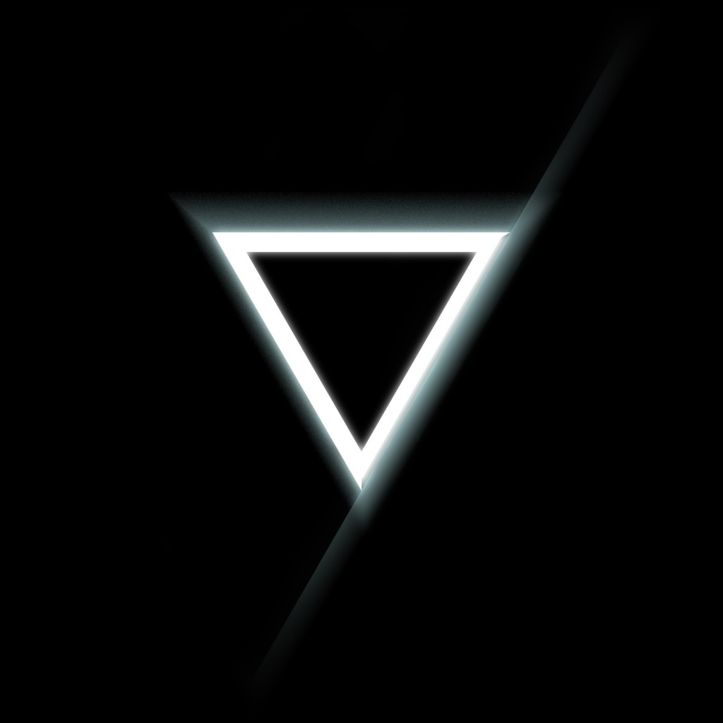 Белый треугольник на черном фоне