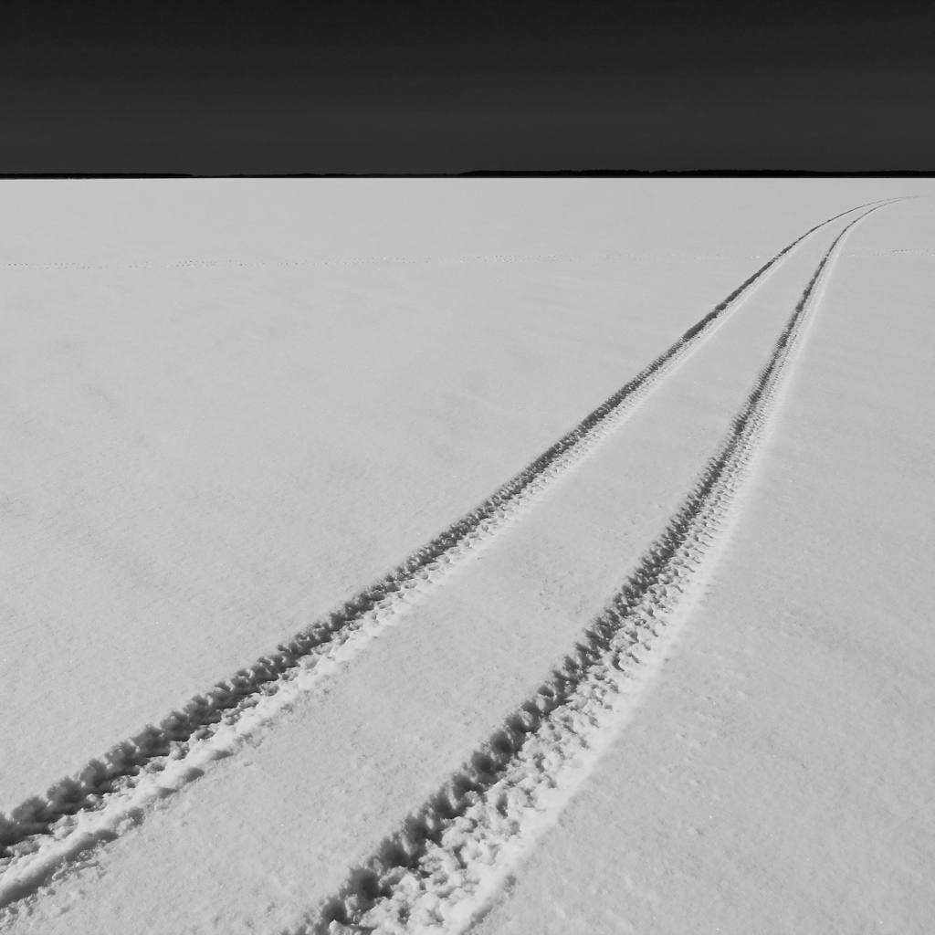 След колес на снегу уходит к горизонту