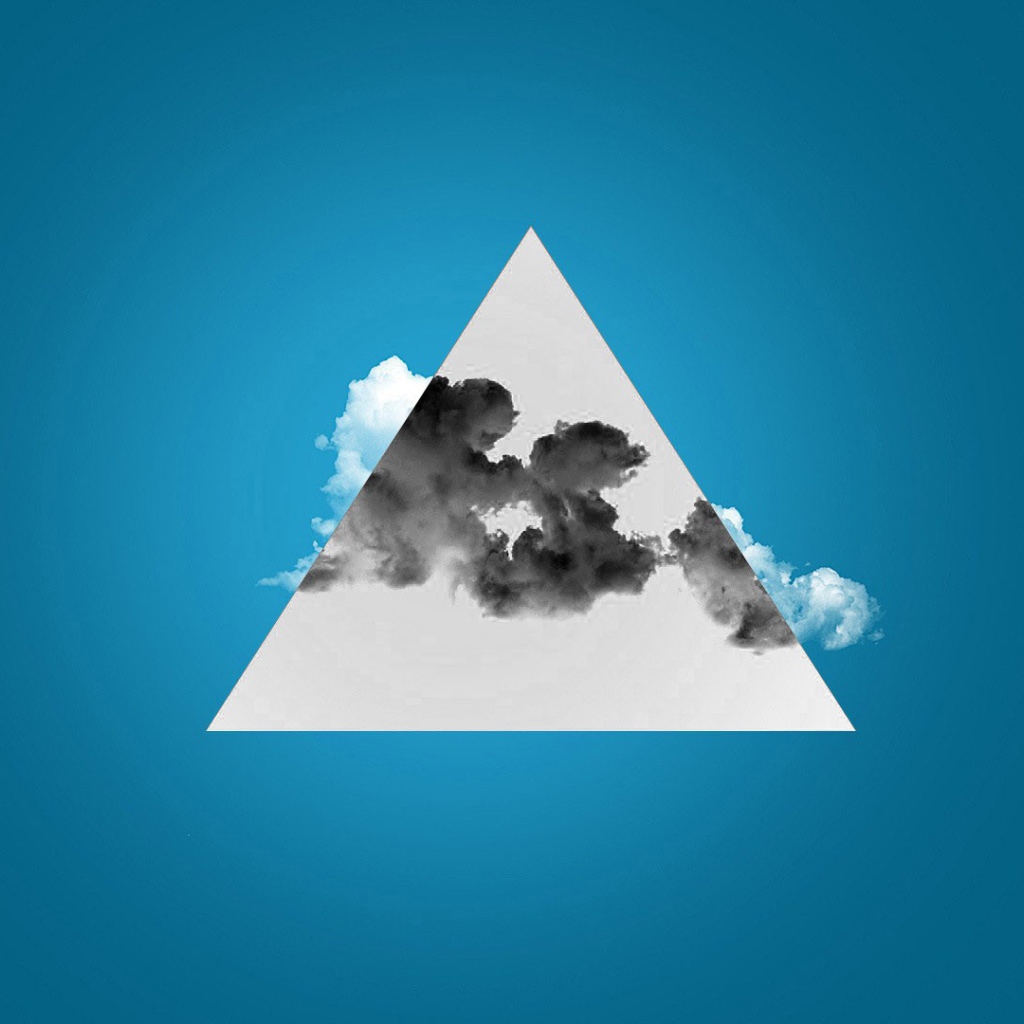 Треугольник с облаком на голубом фоне