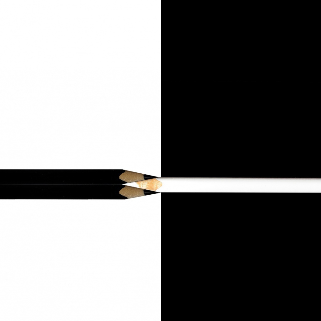 Белый и черный карандаши