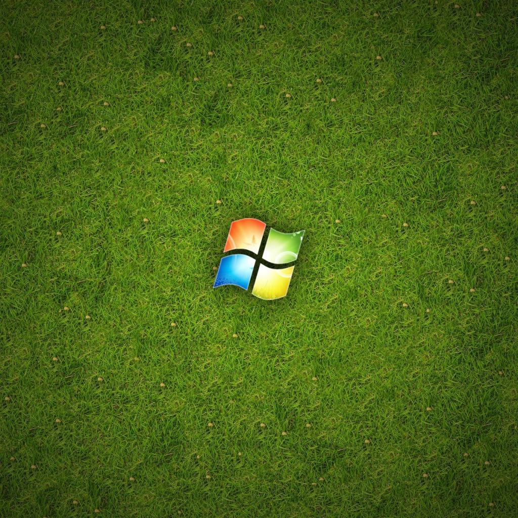 Логотип Windows 10 на зеленом газоне