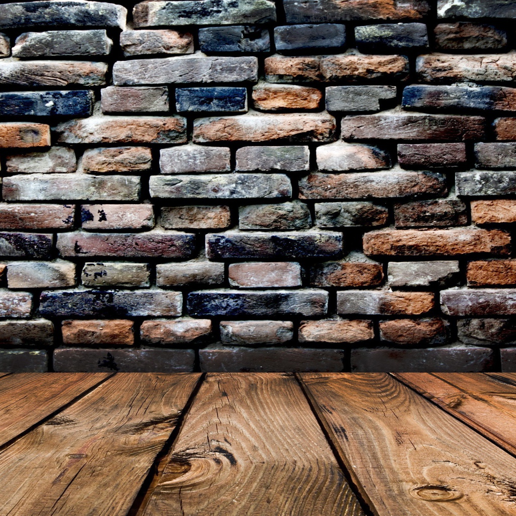 Деревянный пол, кирпичная стена
