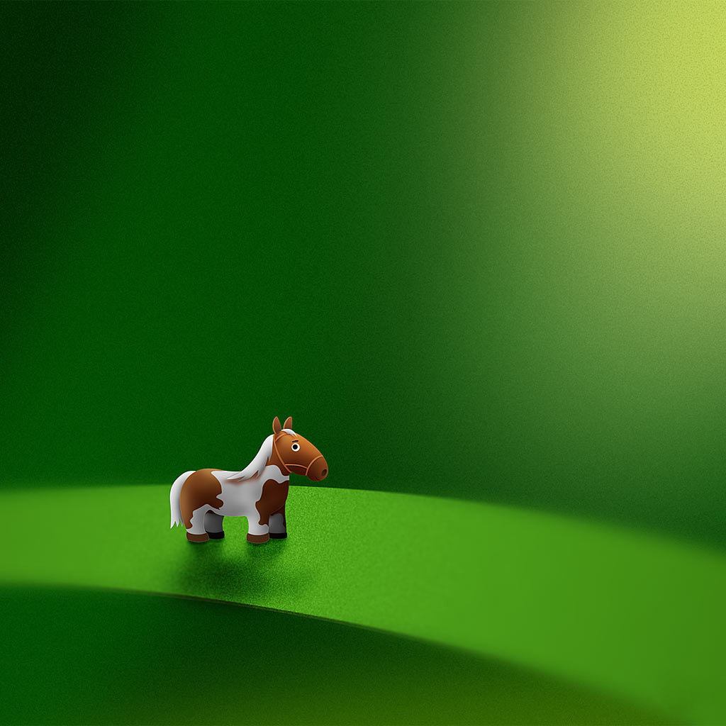 Игрушка лошадь на зеленом фоне