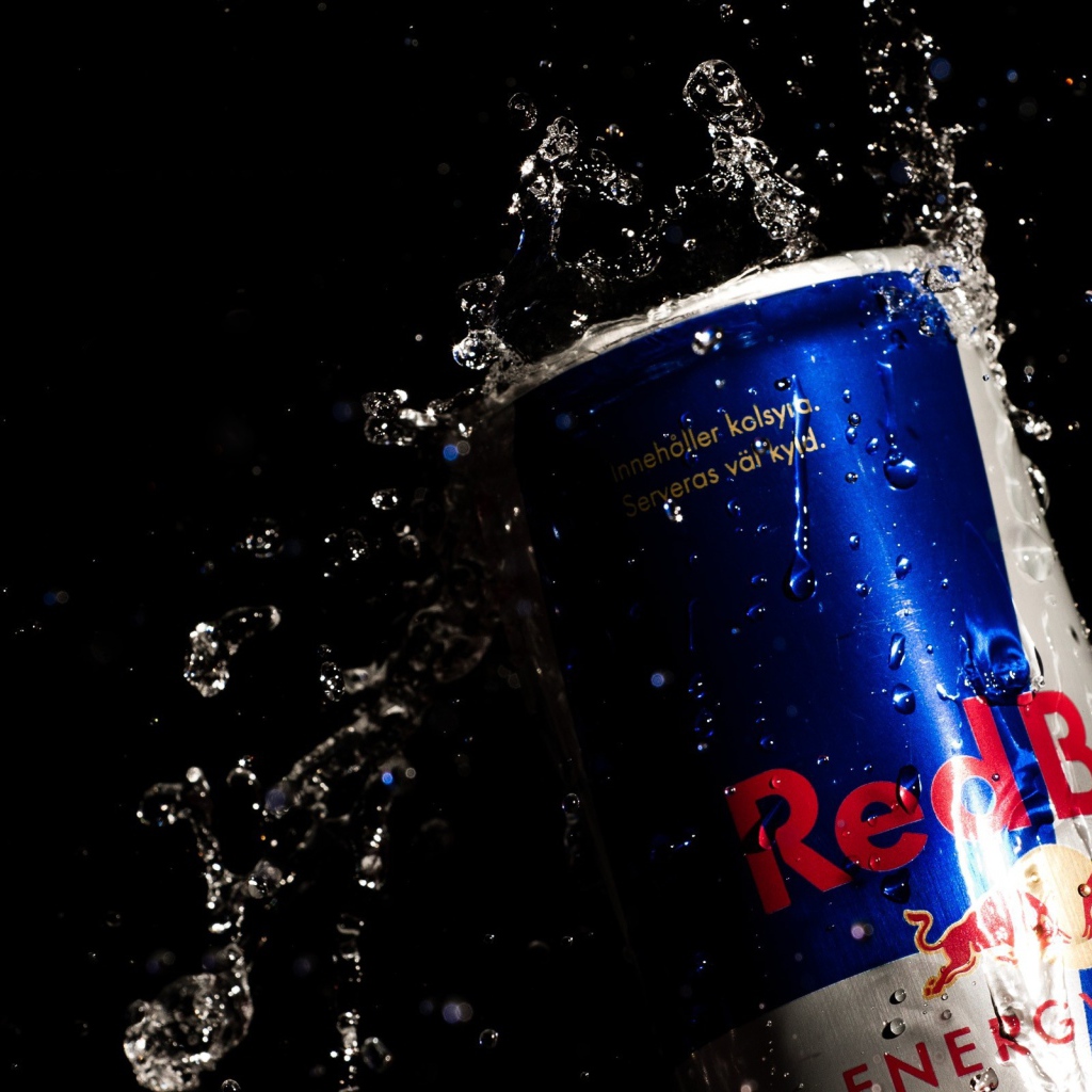 Напиток Red Bull в каплях воды