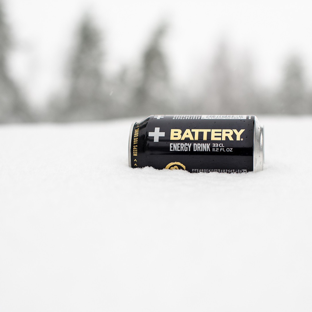 Банка энергетика на снегу