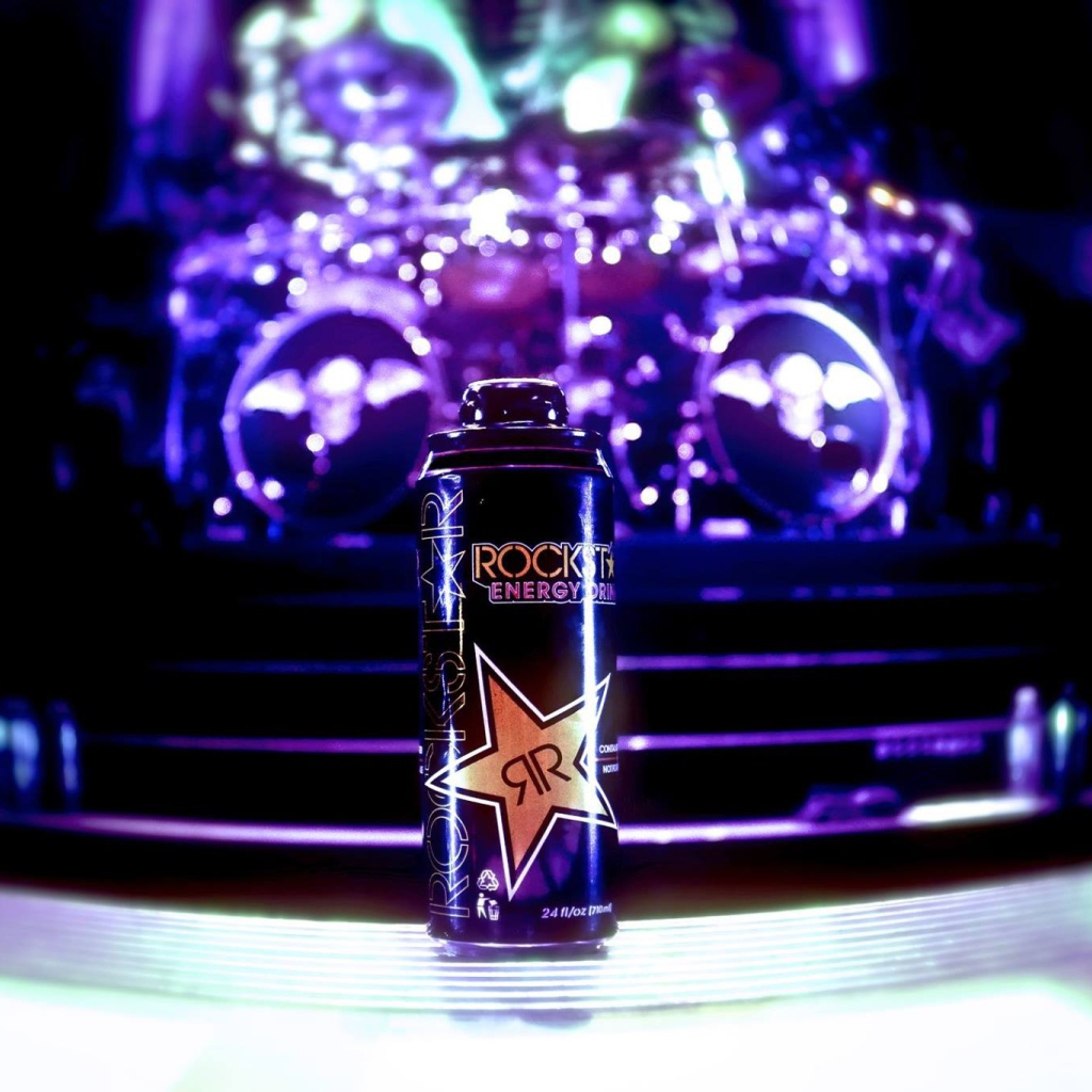 Банка с напитком Rockstar